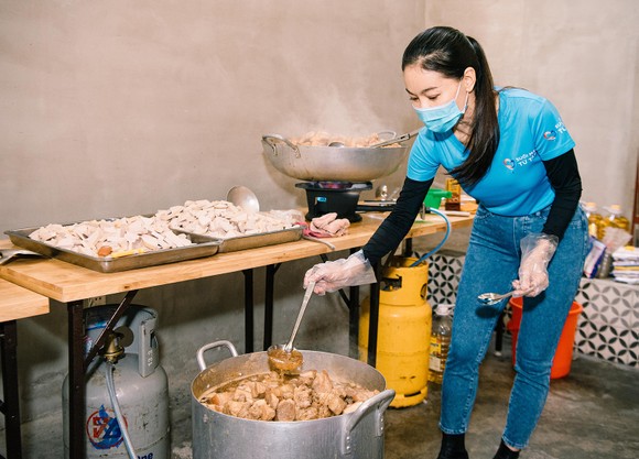 Hoa hậu Tiểu Vy, Kiều Loan, Phương Anh, Ngọc Thảo nấu 15.000 suất ăn cho bà con nghèo  ảnh 4