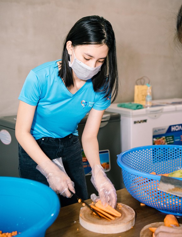 Hoa hậu Tiểu Vy, Kiều Loan, Phương Anh, Ngọc Thảo nấu 15.000 suất ăn cho bà con nghèo  ảnh 7