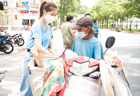 Hoa hậu Tiểu Vy, Kiều Loan, Phương Anh, Ngọc Thảo nấu 15.000 suất ăn cho bà con nghèo ảnh 6