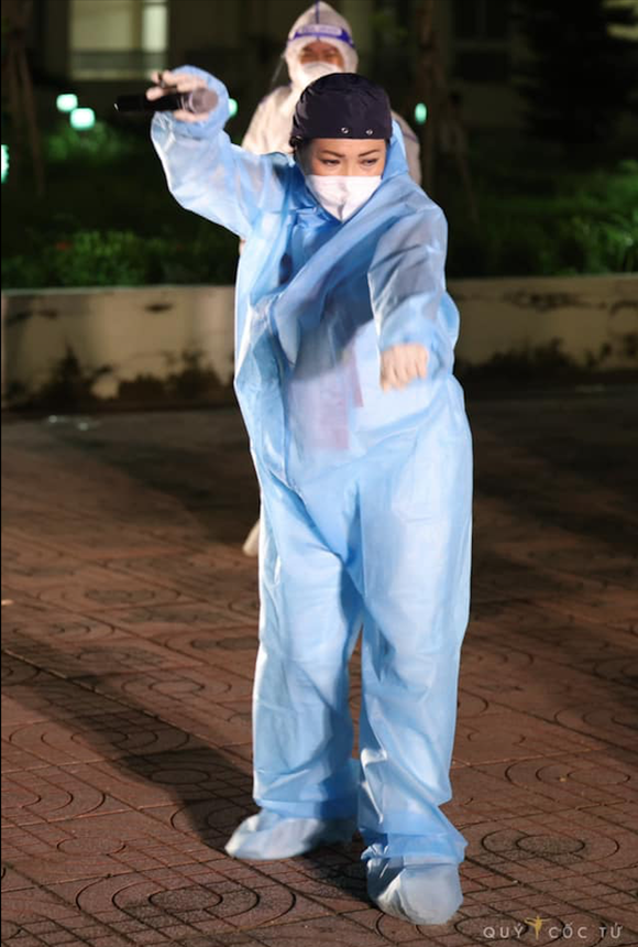 Cẩm Vân, Phương Thanh, Tóc Tiên… mặc đồ bảo hộ, hát ở bệnh viện dã chiến  ảnh 2