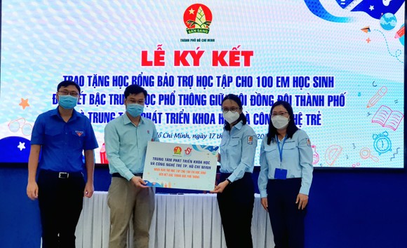 Trao tặng học bổng cho học sinh ảnh hưởng bởi dịch Covid-19 ảnh 1