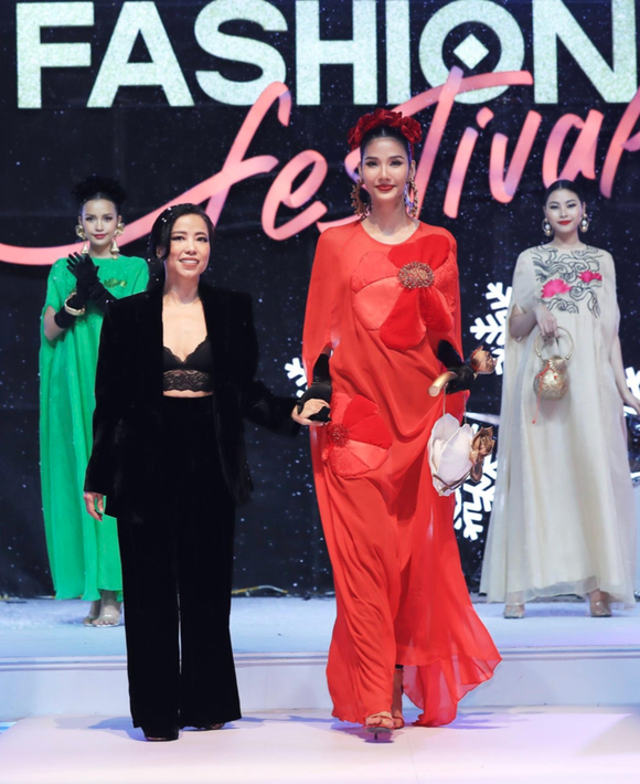 Ấn tượng các thiết kế tại Lễ hội Thời trang Quốc tế Việt Nam 2021 ảnh 15
