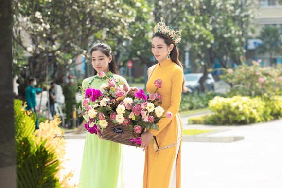 ​Hoa hậu Thùy Tiên hỗ trợ trẻ em mồ côi, người dân khó khăn ngay sau khi về nước ảnh 3