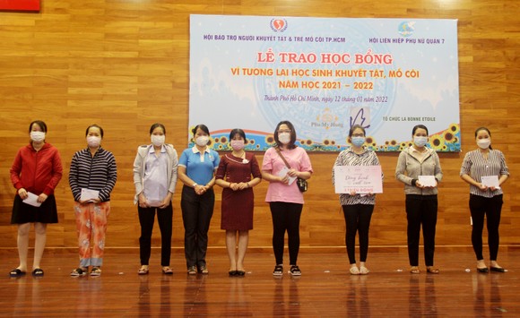 Trao 18 phần quà đến thai phụ khó khăn tại quận 7 ảnh 1