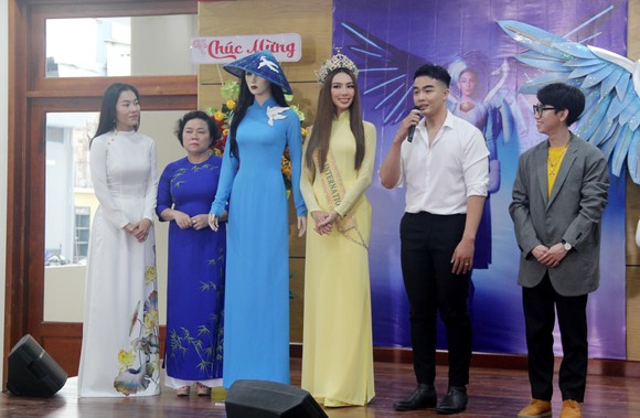 Hoa hậu Hòa bình Quốc tế 2021 trao tặng trang phục đặc biệt đến Bảo tàng Phụ nữ Nam Bộ ảnh 4