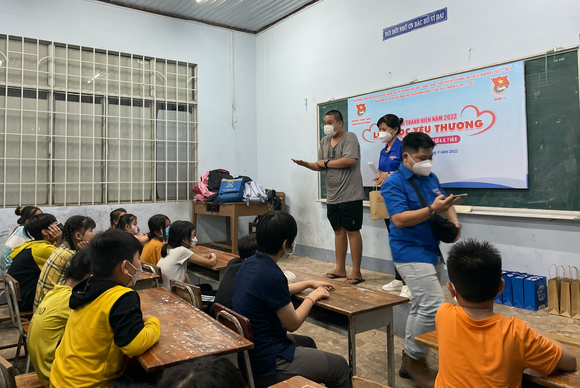 “Lớp học yêu thương” đến với 289 thiếu nhi có hoàn cảnh khó khăn ảnh 10