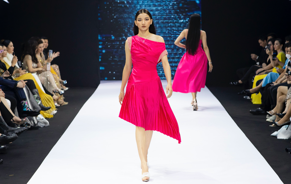 Top 71 Hoa hậu Hoàn vũ Việt Nam 2022 toả sáng cùng 'Vinawoman Fashion Show' ảnh 13