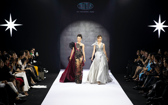 Top 71 Hoa hậu Hoàn vũ Việt Nam 2022 toả sáng cùng 'Vinawoman Fashion Show' ảnh 2