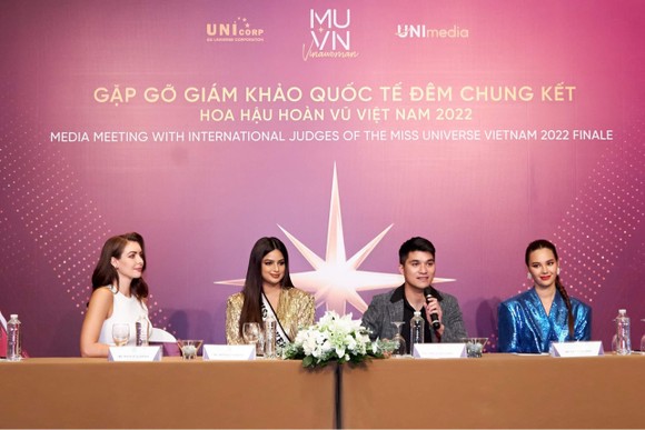 Trước thềm chung kết Hoa hậu Hoàn vũ Việt Nam 2022, Harnaaz Sandhu, Catriona Gray và Natalie Glebova nói về Top 41 ảnh 1