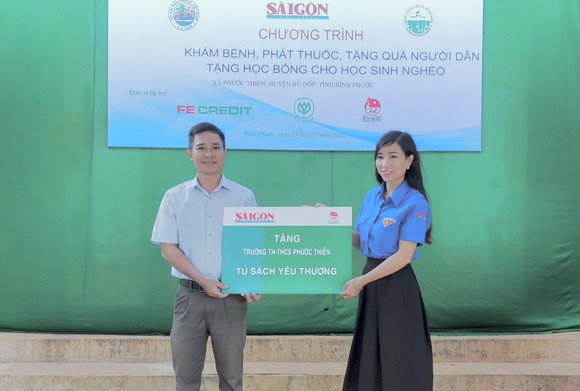 Khám bệnh, phát thuốc, trao tặng quà cho người dân, học sinh khó khăn vùng biên giới Bình Phước ảnh 10