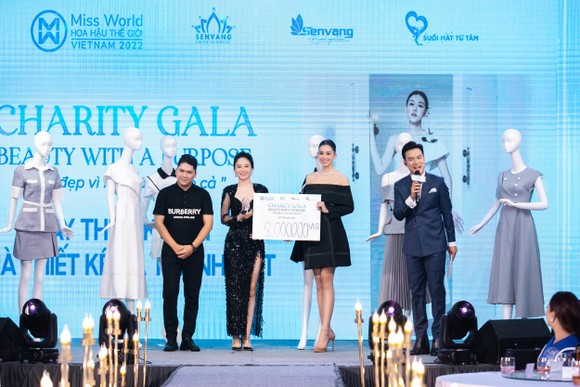 Nhận 7,6 tỷ đồng ​đấu giá từ thiện, Miss World Vietnam trao 50.000 USD ủng hộ quỹ từ thiện Miss World ảnh 5