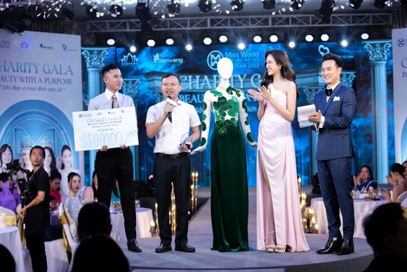 Nhận 7,6 tỷ đồng ​đấu giá từ thiện, Miss World Vietnam trao 50.000 USD ủng hộ quỹ từ thiện Miss World ảnh 4