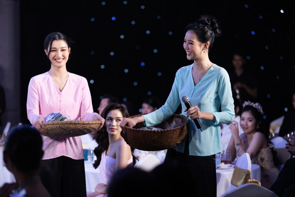 Nhận 7,6 tỷ đồng ​đấu giá từ thiện, Miss World Vietnam trao 50.000 USD ủng hộ quỹ từ thiện Miss World ảnh 6