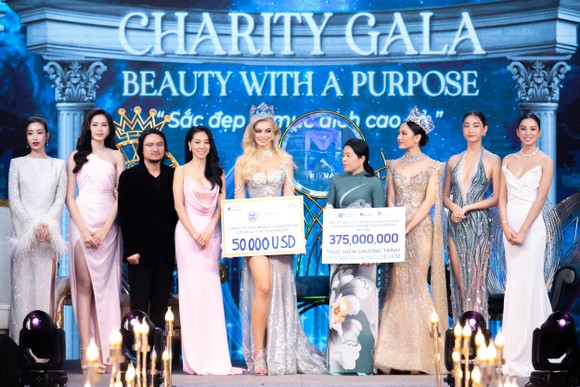 Nhận 7,6 tỷ đồng ​đấu giá từ thiện, Miss World Vietnam trao 50.000 USD ủng hộ quỹ từ thiện Miss World ảnh 1