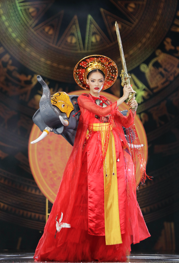 Mãn nhãn trang phục dân tộc cùng Hoa hậu Hoà bình Việt Nam 2022 ảnh 11