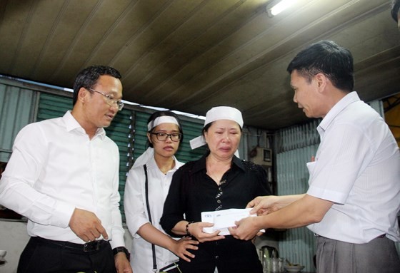 Ngành chức năng đến chia buồn và hỗ trợ cho gia đình nạn nhân  Nguyễn Văn Dũng - bị tai nạn đường thủy tử vong