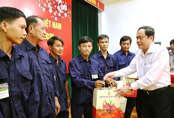 Chủ tịch Trần Thanh Mẫn tặng quà Tết cho công nhân lao động và người nghèo ở An Giang ảnh 2