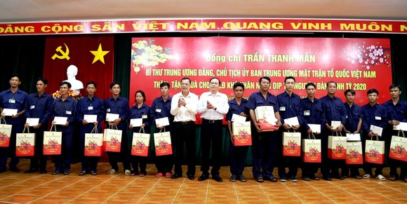 Chủ tịch Trần Thanh Mẫn tặng quà Tết cho công nhân lao động và người nghèo ở An Giang ảnh 1