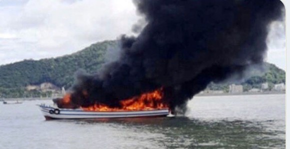 Cháy tàu du lịch câu cá trên biển, 25 người thoát chết ảnh 1