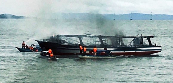Cháy tàu du lịch câu cá trên biển, 25 người thoát chết ảnh 2