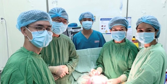 Phẫu thuật lấy thai thành công, cắt khối u buồng trứng nặng 4kg cho một sản phụ ảnh 1