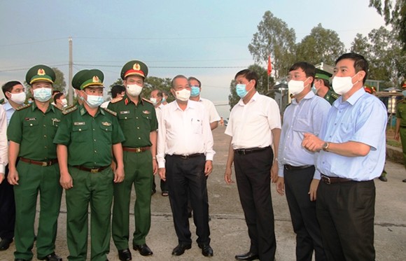 Phó Thủ tướng Thường trực Trương Hòa Bình, cùng đoàn công tác của Chính phủ, kiểm tra phòng, chống Covid-19 ở huyện biên giới Tân Hồng, tỉnh Đồng Tháp