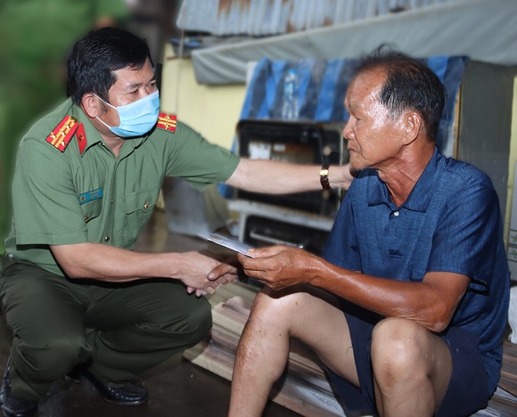 Đại tá Đinh Văn Nơi, Giám đốc Công an tỉnh An Giang đến thăm, động viên, hỗ trợ các gia đình bị cháy nhà ở TP Long Xuyên