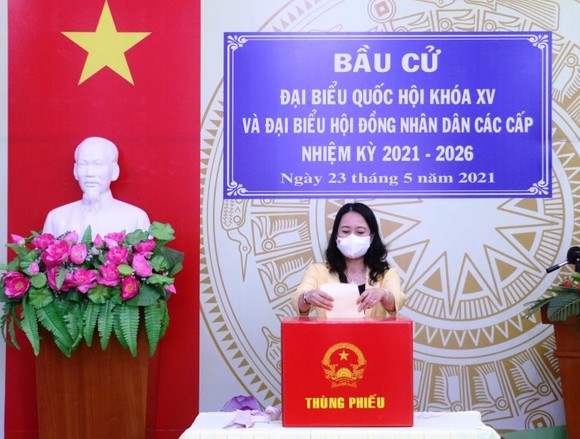 Phó Chủ tịch nước Võ Thị Ánh Xuân bỏ phiếu bầu cử ở An Giang ảnh 1