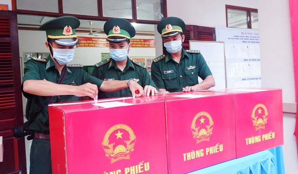 Phó Chủ tịch nước Võ Thị Ánh Xuân bỏ phiếu bầu cử ở An Giang ảnh 2
