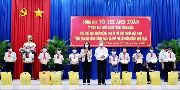 Phó Chủ tịch nước Võ Thị Ánh Xuân thăm lực lượng phòng chống dịch Covid-19 ở biên giới An Giang   ảnh 3