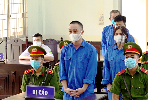 Nhóm đối tượng lĩnh tổng cộng 28 năm tù vì đưa người Trung Quốc xuất cảnh trái phép  ảnh 1