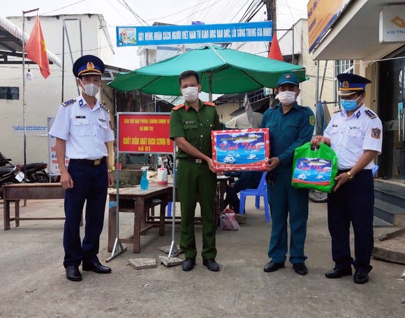 Bộ Tư lệnh Vùng Cảnh sát biển 4, tặng quà cho lực lượng phòng, chống dịch trên đảo Kiên Hải 
