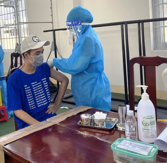 Hôm nay 29-10, TP Phú Quốc hoàn thành tiêm vaccine mũi 2 cho 100% người từ 18 tuổi trở lên ảnh 1