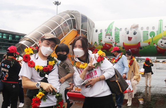 Đảo ngọc Phú Quốc đón đoàn khách quốc tế đầu tiên sau 2 năm ảnh 2