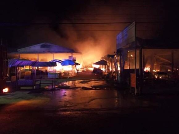 Cháy hoàn toàn nhà lồng chợ trong đêm ở Vĩnh Long ảnh 1