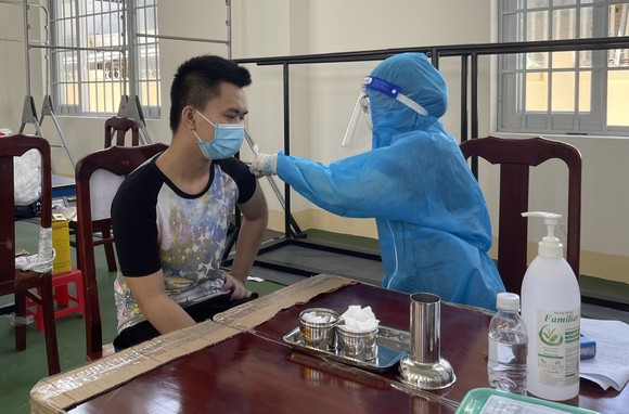 Tỉnh Kiên Giang tiêm vaccine ngừa Covid-19 cho học sinh khối THPT