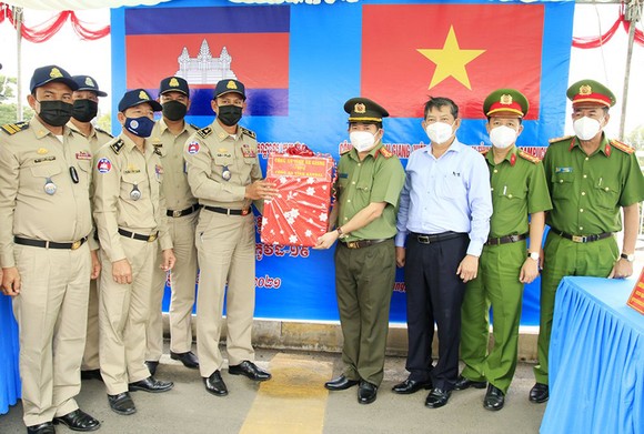 Quốc vương Campuchia tặng Huân chương Monisaraphon cho Đại tá Đinh Văn Nơi ảnh 2