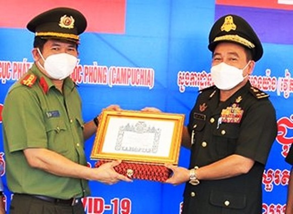 Quốc vương Campuchia tặng Huân chương Monisaraphon cho Đại tá Đinh Văn Nơi ảnh 1