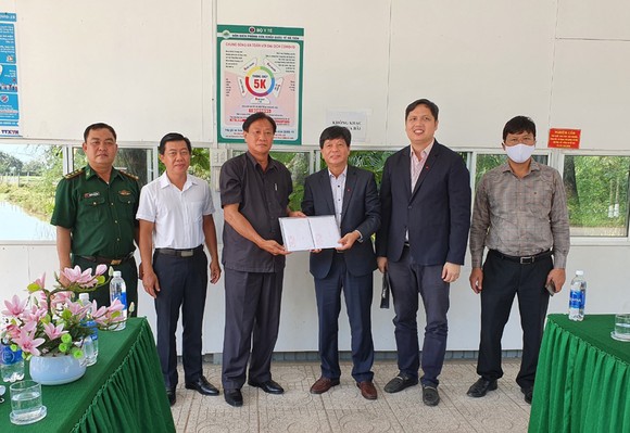 Kiên Giang tặng 300 triệu đồng giúp kiều bào ở Campuchia đón tết ảnh 1