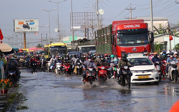 Người dân ĐBSCL trở lại TPHCM sau tết: Ùn ứ xe một số nơi trên Quốc lộ 1A ảnh 1