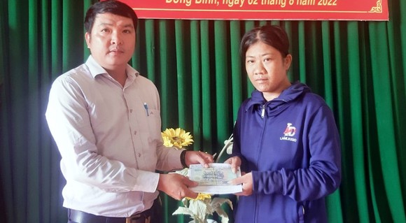Trao 17,2 triệu đồng cho bệnh nhân Nguyễn Thị Lụa ở Cần Thơ ảnh 1