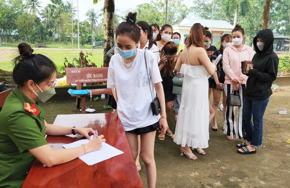 Kiên Giang: Đột kích quán bar phát hiện 105 'dân chơi' dương tính với ma túy ảnh 1
