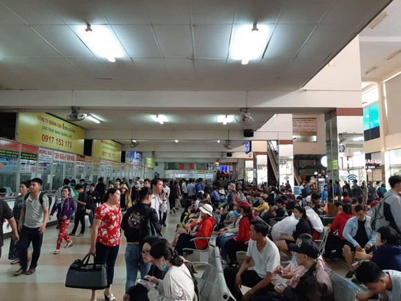 Người dân TPHCM tấp nập về quê nghỉ lễ ảnh 3
