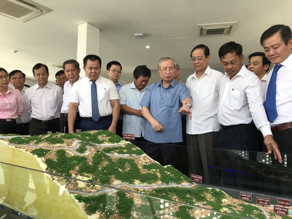 Thường trực Ban Bí thư Trần Quốc Vượng thị sát tiến độ dự án tổ hợp điện tái tạo Ninh Thuận ảnh 1
