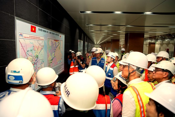 Thăm, tặng quà công nhân khó khăn đang thi công dự án metro số 1 tuyến Bến Thành - Suối Tiên  ​ ảnh 4