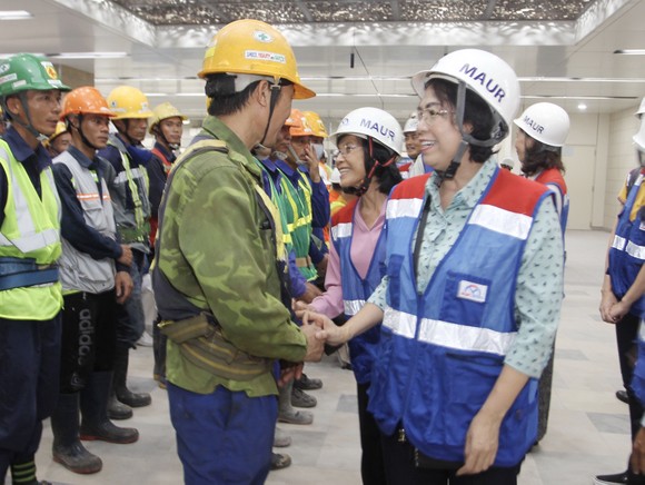 Thăm, tặng quà công nhân khó khăn đang thi công dự án metro số 1 tuyến Bến Thành - Suối Tiên ảnh 1