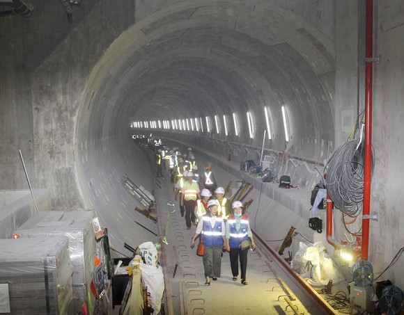 Thăm, tặng quà công nhân khó khăn đang thi công dự án metro số 1 tuyến Bến Thành - Suối Tiên  ​ ảnh 3