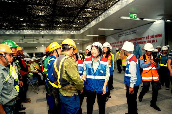Thăm, tặng quà công nhân khó khăn đang thi công dự án metro số 1 tuyến Bến Thành - Suối Tiên ảnh 2