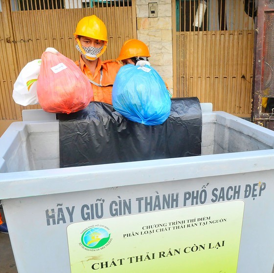Thu gom rác thải phân loại tại nguồn ở quận 1. Ảnh: CAO THĂNG