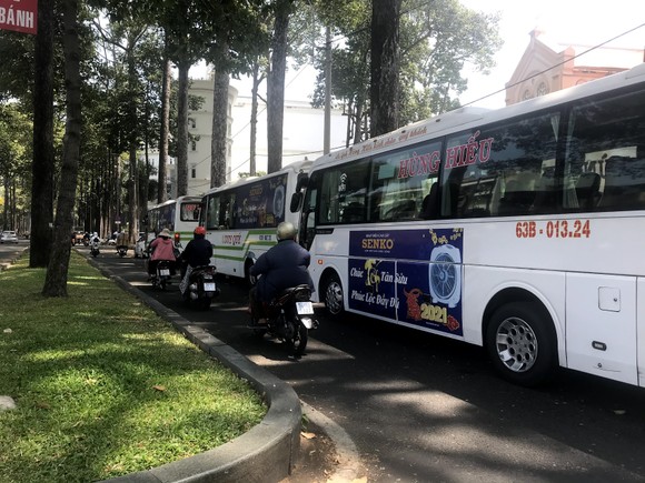 Xử lý người đứng đầu địa phương để xảy ra tình trạng xe đón, trả khách sai quy định ảnh 1